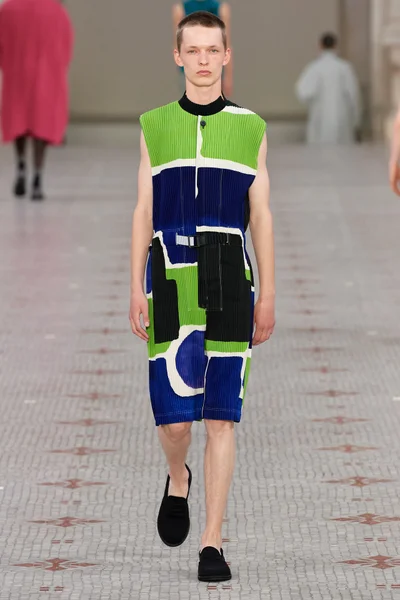 Look 30